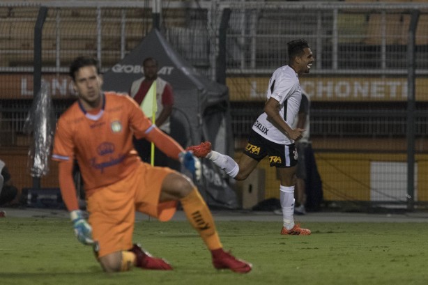 Corinthians conquistou primeira vitria com goleada