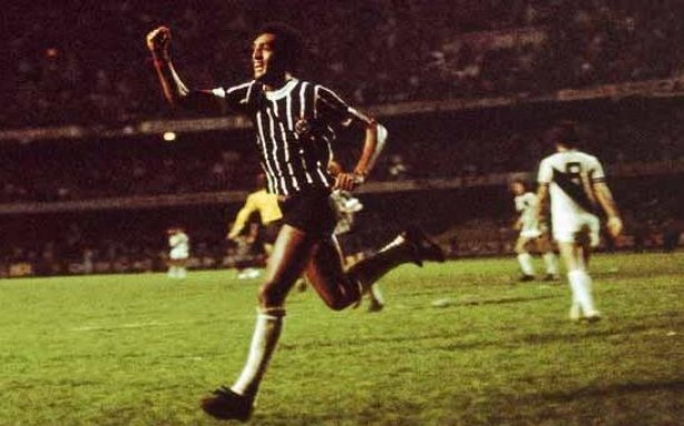 Basílio comemorando o gol que deu fim ao jejum de títulos do Corinthians