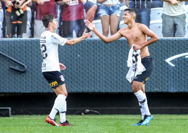 Vital cumprimenta Matheus Matias pelo gol anotado em amistoso contra o Grmio, na Arena Corinthians
