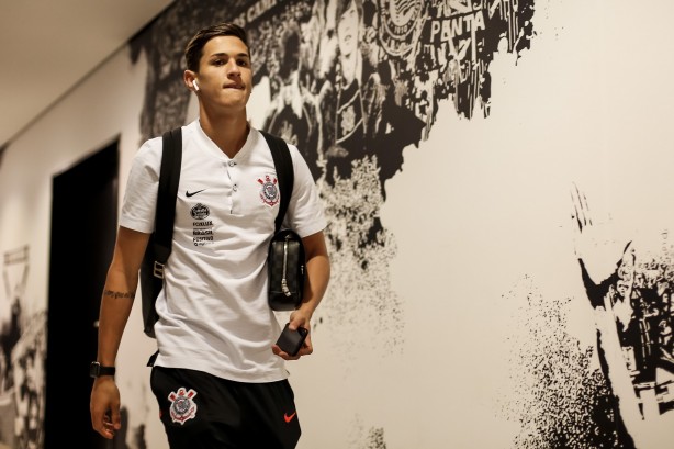 Mateus Vital corre por fora para atuar contra o Flamengo
