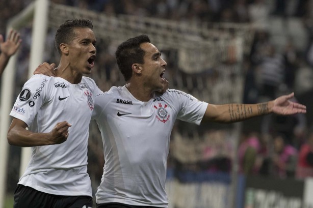 Corinthians segue com camiseta sem estampa no espao mster