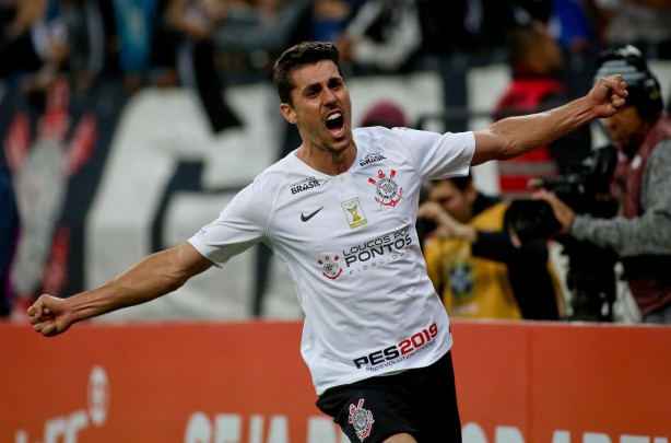 Comemorao de Danilo Avelar aps gol contra o Sport