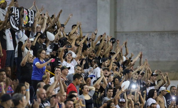 Fiel marca presena nos jogos do Corinthians no Parque So Jorge pelo NBB