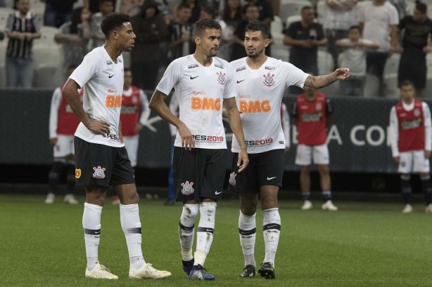 Lo Santos (centro) e Pedro Henrique ( dir.) em ao contra a Ponte Preta, na Arena