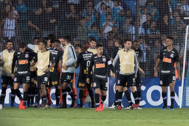 Equipe alvinegra fez grande segundo tempo e eliminou o Racing na Argentina