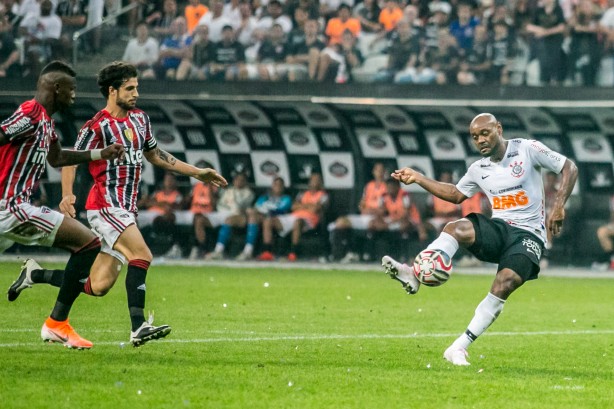 Vagner Love marcou o segundo gol do Corinthians na final contra o So Paulo
