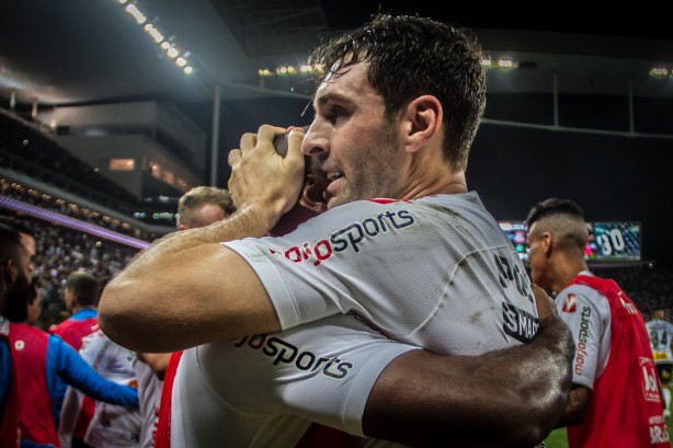 Boselli abraça Love, no banco, comemorando seu gol contra a Chapecoense