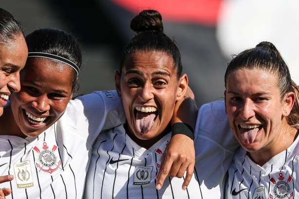 Mimi (centro) é uma das grandes campeãs da história do Corinthians Feminino
