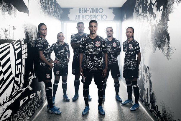 Jogadores com a nova camisa do Corinthians na Arena