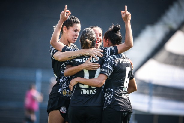 Meninas do Corinthians comemorando gol contra o Flamengo