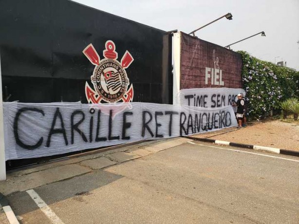 Carille foi o principal alvo do protesto na manh dessa sexta-feira
