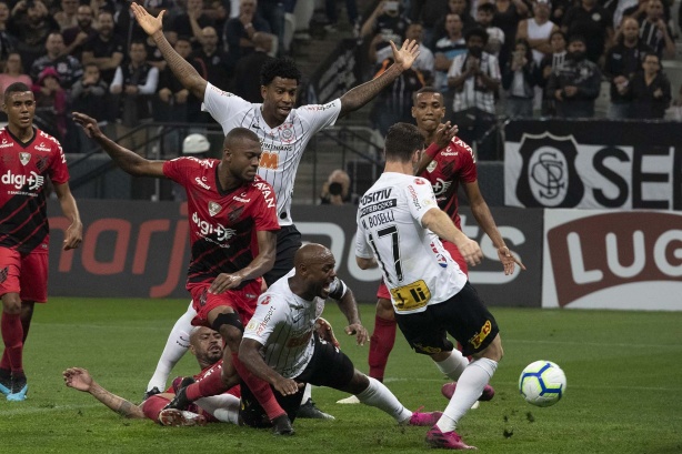 Ainda comandado por Tiago Nunes, Athletico empatou com o Corinthians