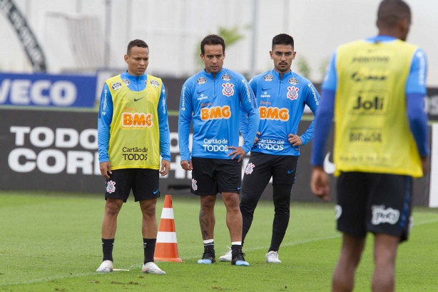 Janderson, Jadson e Oya durante treino do Corinthians em 2019