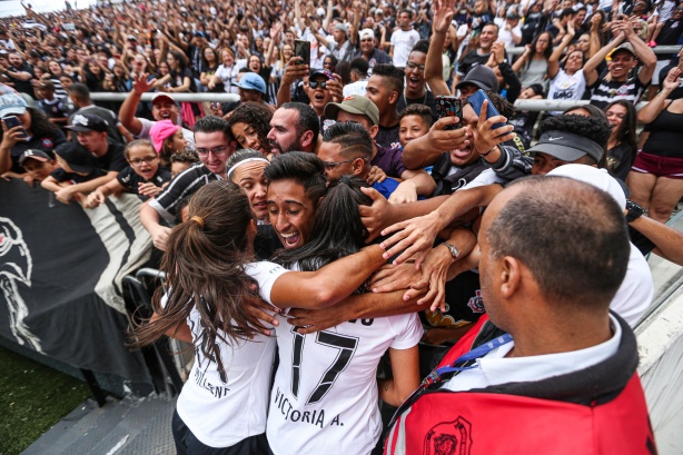 Torcida do Corinthians abraa equipe feminina
