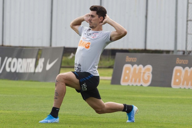 Danilo Avelar passou da lateral para a zaga de 2019 para 2020