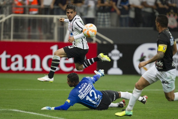 Fagner anotou um dos 4 gols do Corinthians na goleada sobre o Once Caldas, pela pr-Libertadores de 2015