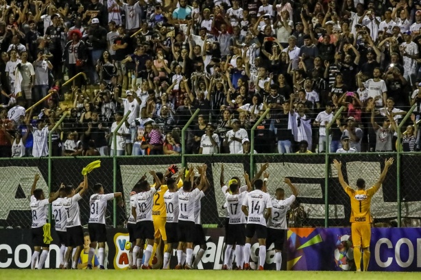 Timozinho sada torcida aps vitria apertada sobre o Athletico-PR, na Copinha