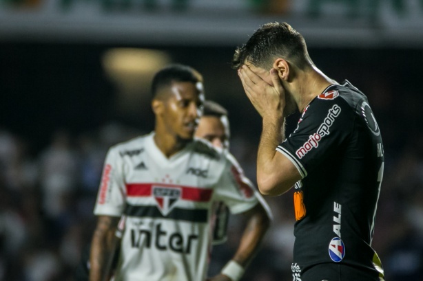 Mauro Boselli lamenta chance clara de gol desperdiada no clssico contra o So Paulo