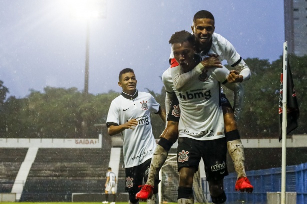 Cauê e Vitinho comemorando gol em vitória do Corinthians contra o Santos, pelo Brasileirão Sub-20