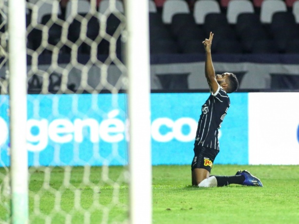 Everaldo marca gol decisivo contra o Vasco da Gama