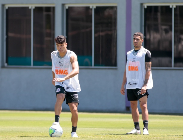 Roni e Gabriel durante treino do Corinthians no CT Joaquim Grava