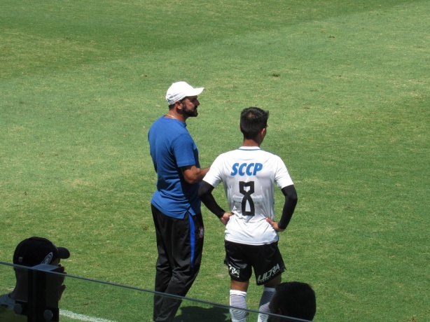 Danilo e Oya conversam durante jogo-treino entre os times Sub-20 e Sub-23