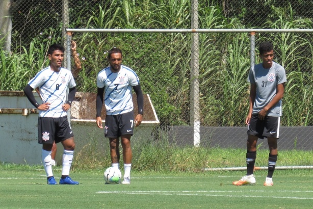 Fabrício Oya no CT do Corinthians durante treino do Sub-23 em 2021