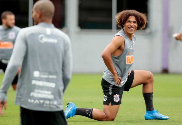 Corinthians: Atacante de 17 anos e R$ 250 mi treina no profissional