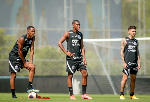 Cauê, Felipe Augusto e Gustavo Silva em treinamento no CT Joaquim Grava