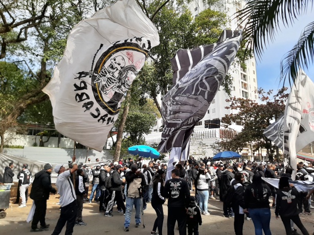 Movimento Salve o Corinthians em protesto no Parque So Jorge