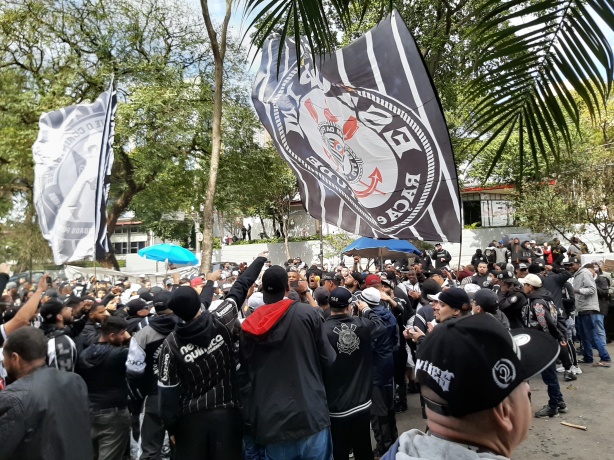 Movimento Salve o Corinthians em protesto no Parque So Jorge