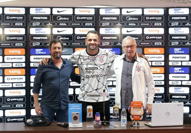 Duilio Monteiro e Roberto de Andrade com Renato Augusto durante coletiva do jogador