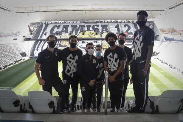 Equipe do basquete do Corinthians faz tour Casa do Povo e visita arquibancadas da Neo Qumica Arena