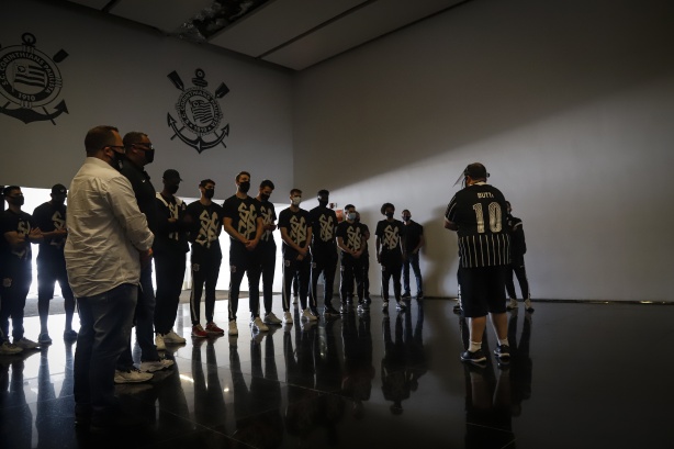 Equipe do basquete do Corinthians faz tour na Neo Qumica Arena