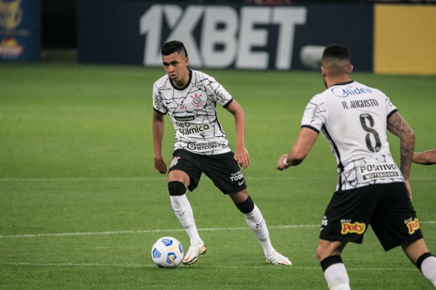 Cantillo enters the top-10 of foreigners who played the most for Corinthians;  see list thumbnail