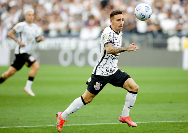 Reserva de luxo, Gustavo Silva chega a 100 jogos no Corinthians
