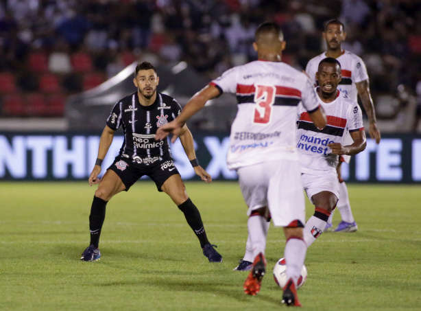 Jogo entre Corinthians e Botafogo-SP teve invaso de trs torcedores ao gramado do Estdio Santa Cruz
