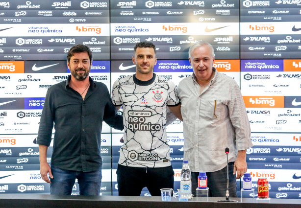Júnior Moraes vestiu a camisa ao lado de Duilio Monteiro Alves e Roberto de Andrade