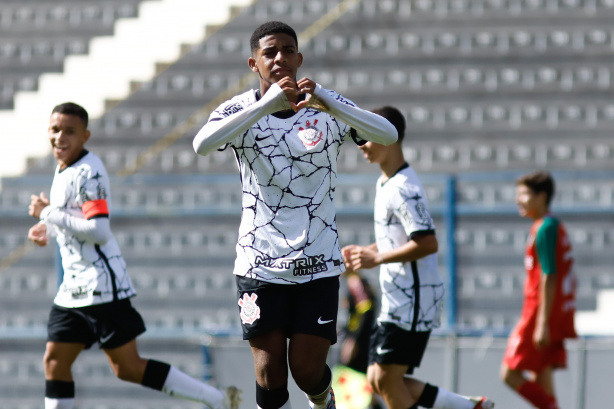 Corinthians marca duas vezes no final e vence o Retrô-PE na estreia da  Copinha 