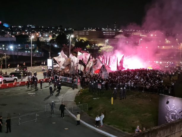 Festa da torcida do Corinthians antes de jogo contra o Boca Juniors