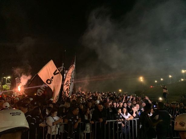 Torcida do Corinthians em festa antes do jogo com o Boca