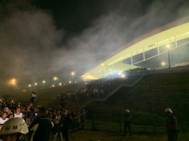 Torcida do Corinthians em festa antes do jogo com o Boca Juniors