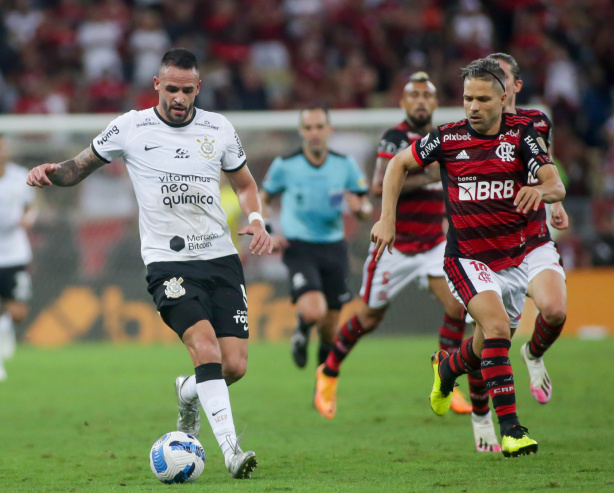 Renato Augusto em campo contra o Flamengo, pela Libertadores