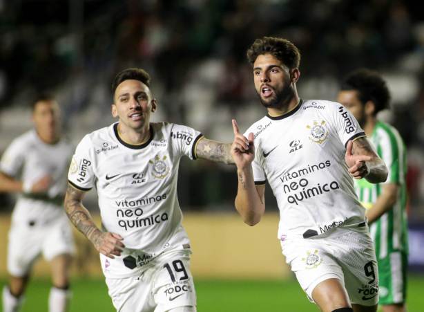 Corinthians vacila, toma gol no fim e fica no empate contra o