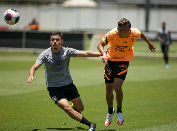 Thomas Argentino e Cantillo em disputa de bola durante atividade