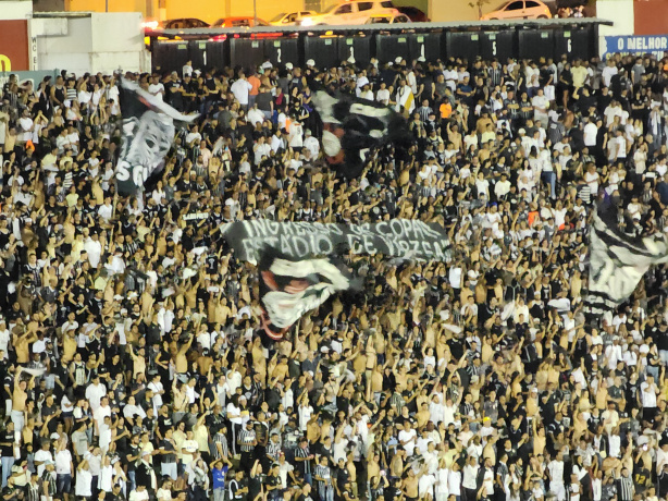 A torcida do Corinthians protestou contra os preos cobrados no jogo contra o Athletico-PR