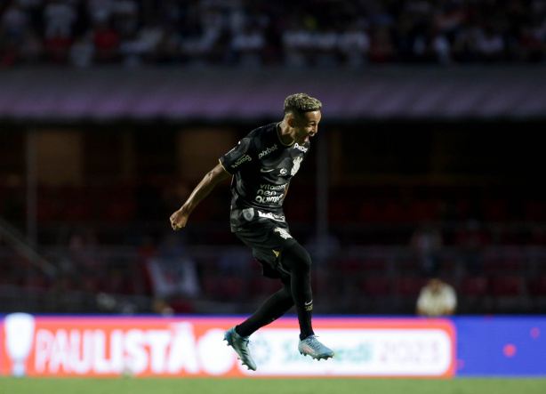 Com os trs gols marcados no Paulisto, Adson passou a integrar um seleto grupo de jogadores do Corinthians