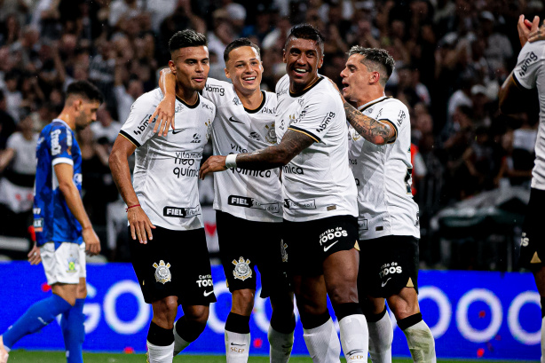 Fausto, Matheus Arajo, Paulinho e Fagner comemoram gol marcado pelo Corinthians