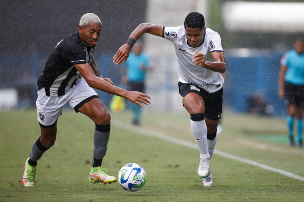 Wesley recém fez o primeiro gol como profissional e já deve ganhar presente  do Corinthians