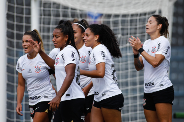 Corinthians arrasa Santos e está com um pé na final do Brasileiro feminino